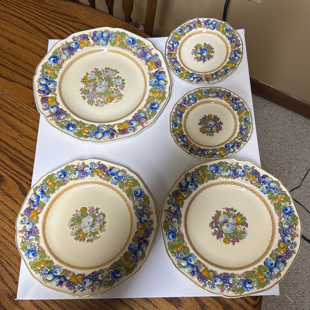 Crown Ducal Florentine 1954 1-10 1/2”, 2-8 7/8”, 2-6” plates England
